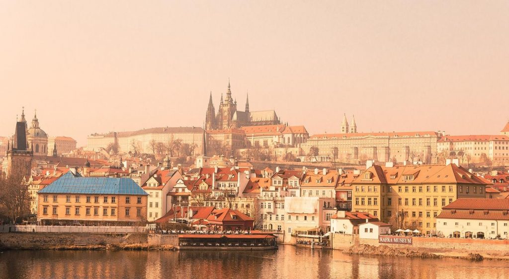 Doua rute noi din Bucuresti cu Wizz: Praga si Sevilla